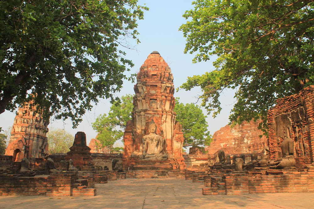 Wat Mahathat - Ayutthaya vs Sukhothai - Best Ancient Ruins in Thailand 